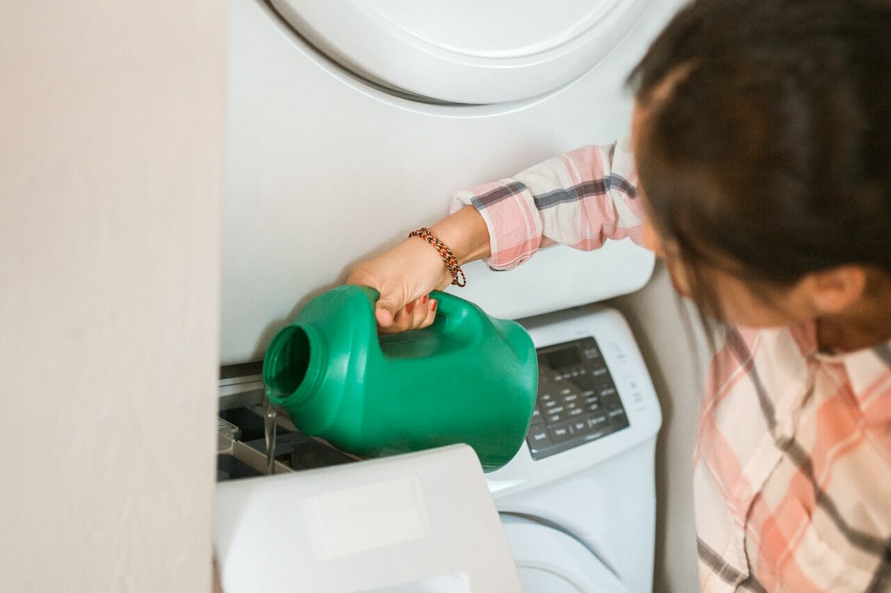 Mettine un cucchiaio nel cestello e imposta una temperatura di almeno 40 gradi