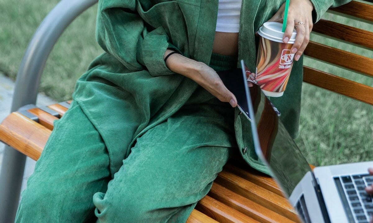 Modello di jeans a vita alta verde militare, da abbinare a un blazer