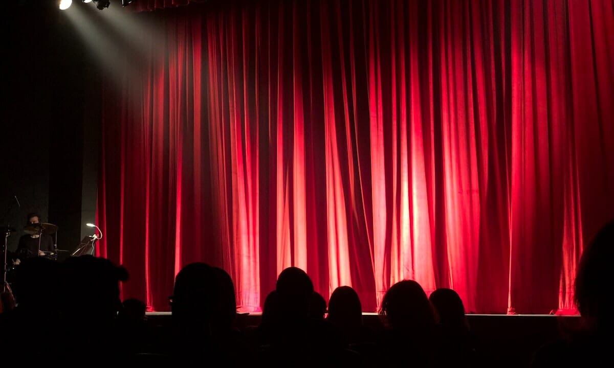 Molte persone amano andare a teatro