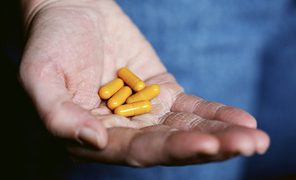 Molti esperti hanno messo l’accento sulla possibilità di avere danni epatici con un consumo prolungato di integratori a base di curcuma