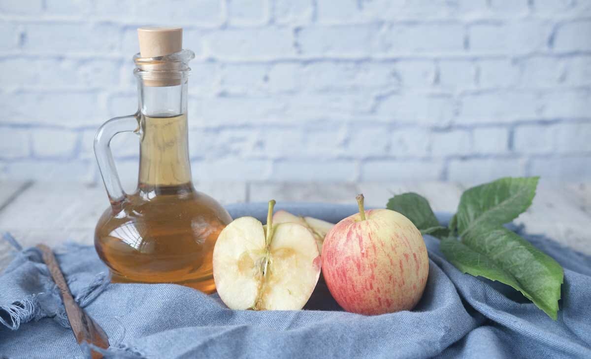 Non dovremmo fare altro che sciogliere un cucchiaino di aceto di mele in acqua tiepida e applicare sui capelli dopo il classico shampoo