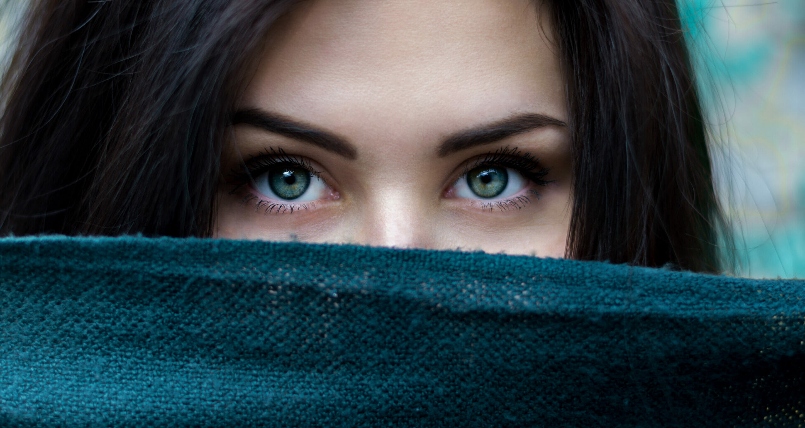 Oggi pare che, invece, la moda voglia per le donne sopracciglia spesse e folte.