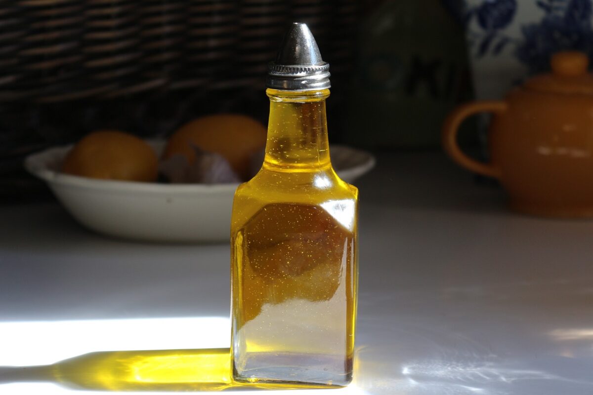 Olio extravergine per pulire l'acciaio