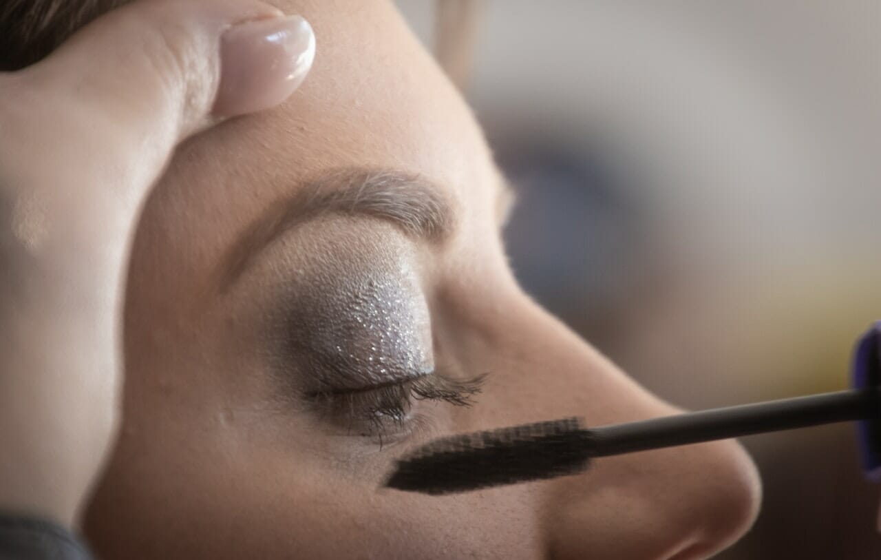 Per il mascara guardare in basso in fase di applicazione