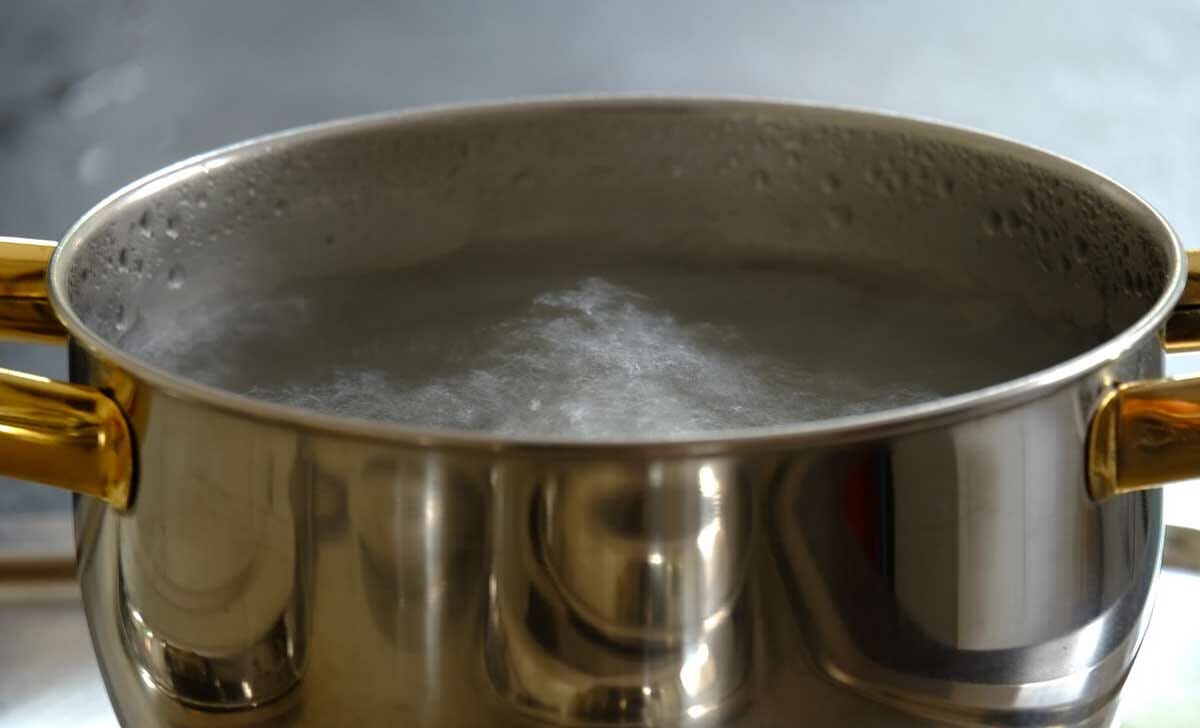 Per liberare gli scarichi di doccia, lavandino e lavello potrebbe esserci un’unica soluzione, ovvero acqua bollente e sapone per piatti