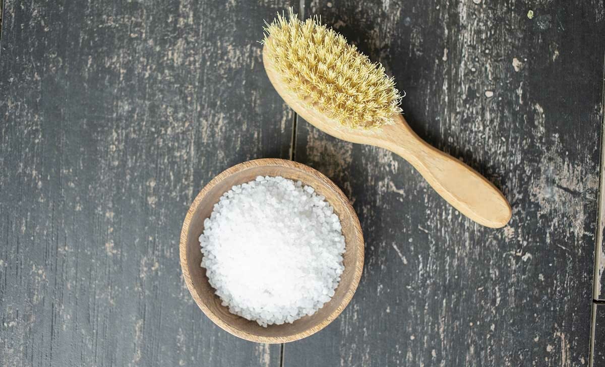 Per sciogliere efficacemente i capelli, ad esempio, è molto utile il sale grosso