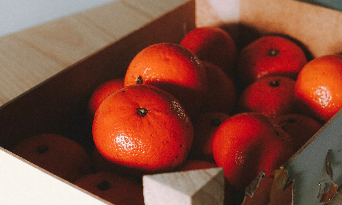 Possiamo conservarli in una cassetta da frutta, ma anche in freezer