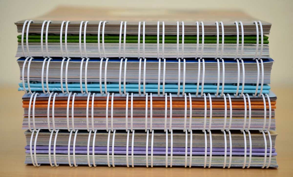 Possiamo utilizzare le pagine in cartoncino dei calendari per creare dei segnalibri