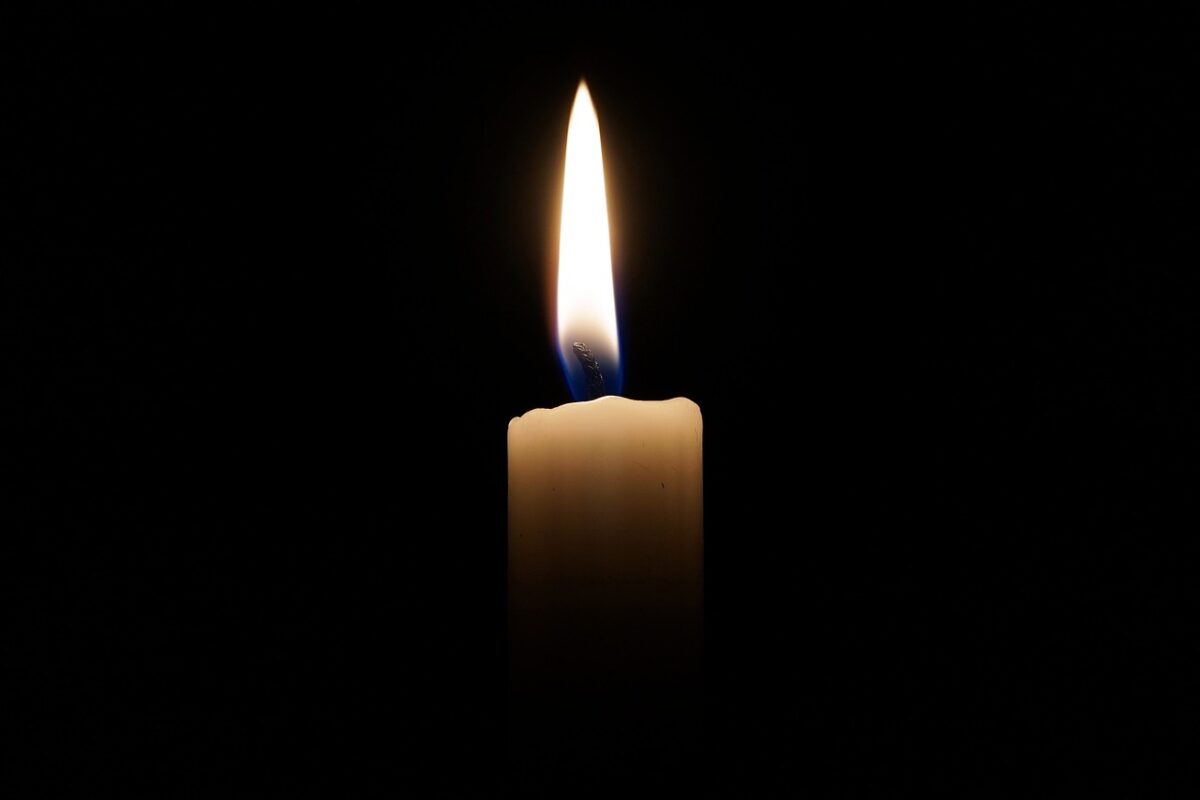 Potremmo così accendere una candela e restare in silenzio