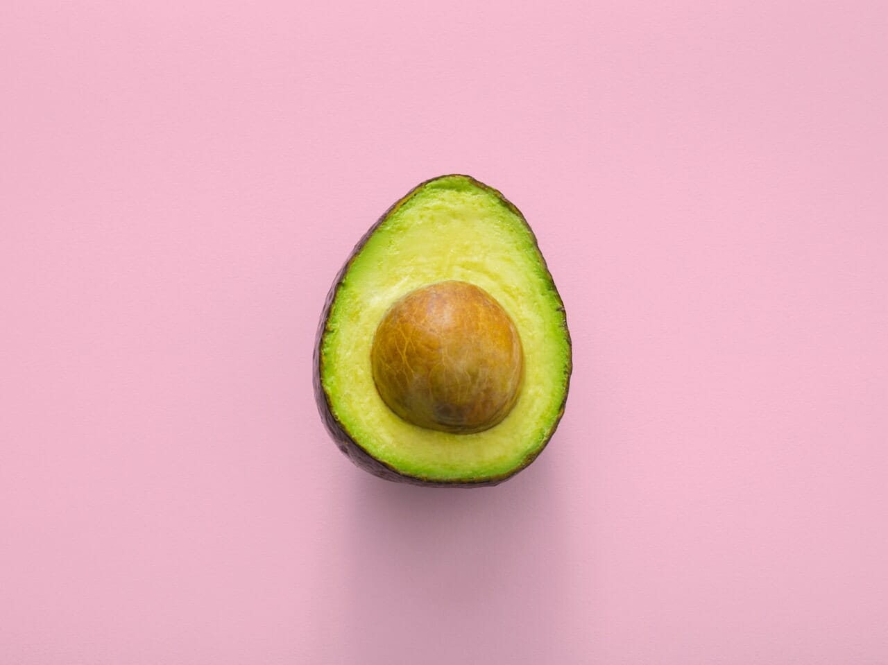Prendi un avocado maturo, sbuccialo e schiaccialo coi rebbi di una forchetta