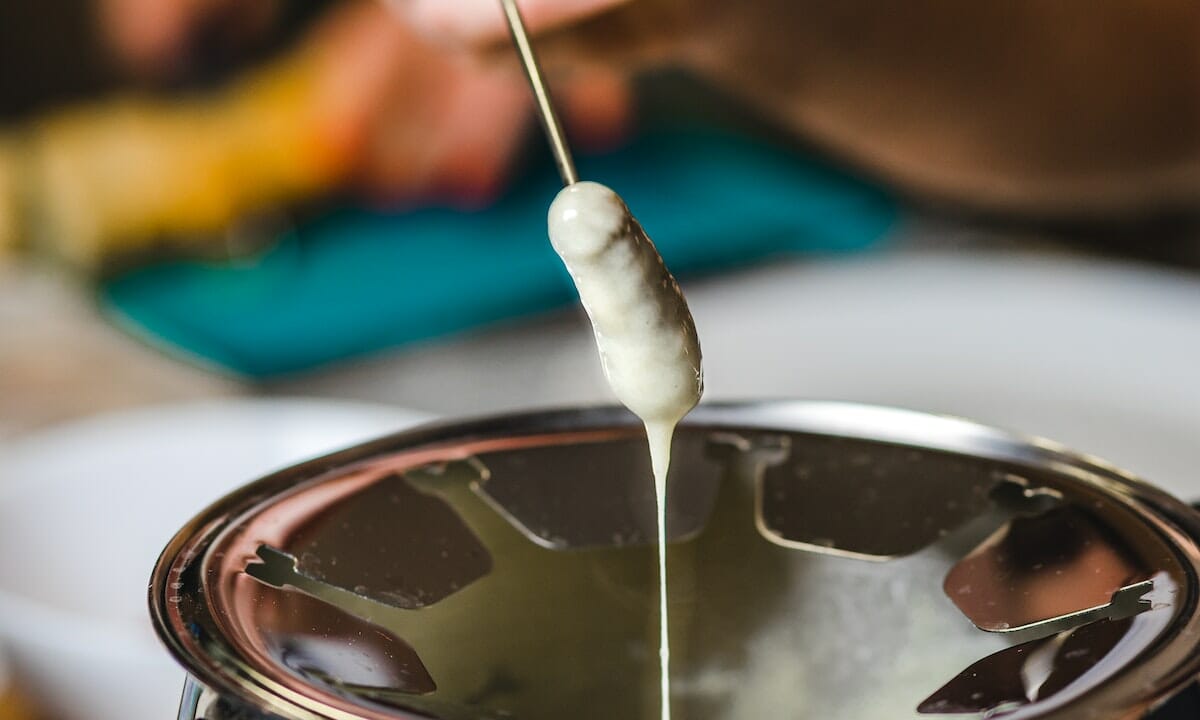 Preparare la fonduta con panna e parmigiano