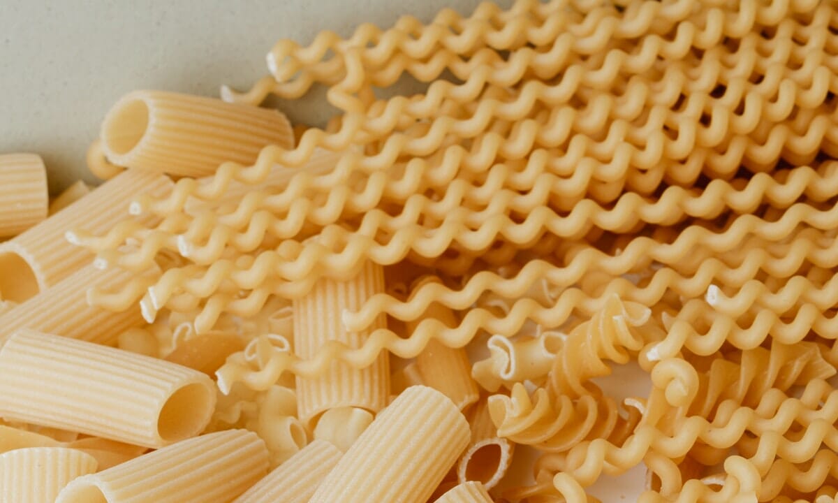 Preparare la pasta è una delle abitudini più comuni in Italia, ma come farla è sempre difficile da scegliere