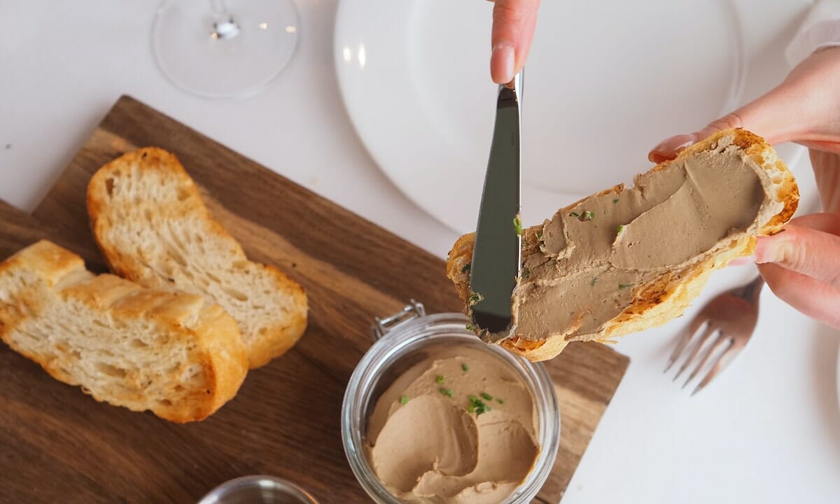 Preparare paté di peperoni, carciofini o olive