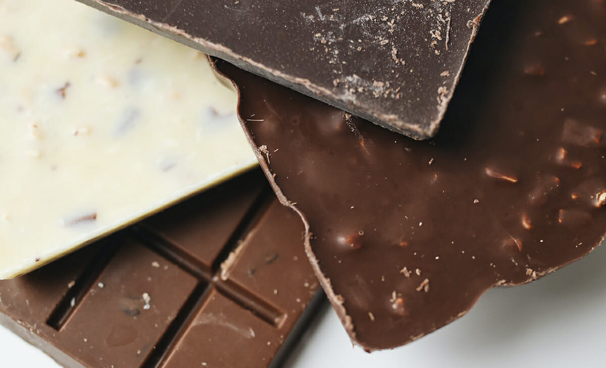 Prepariamo il dolce con la pasta sfoglia e una tavoletta di cioccolata