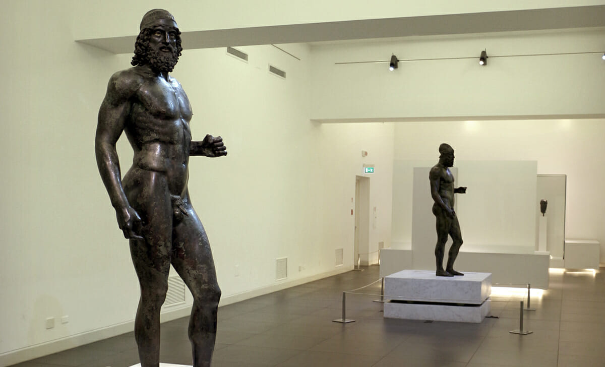 Presso il Museo Nazionale della Magna Grecia, oltre ad una serie di reperti di grande importanza, sono custoditi i Bronzi di Riace