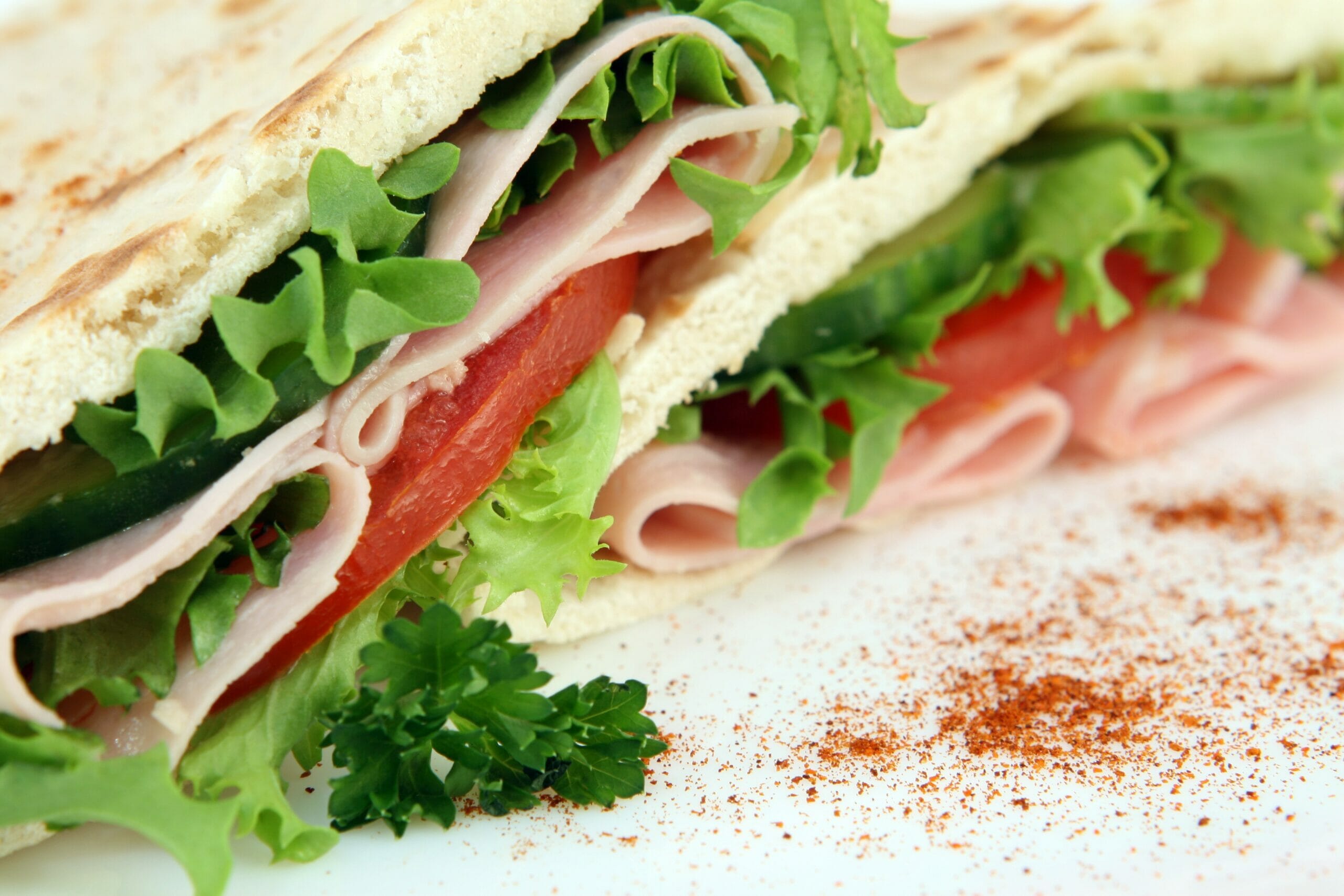 Proprio la piadina farcita con salumi e formaggi e altri ingredienti sazia con gusto e a poco prezzo.