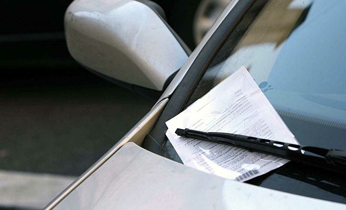 Può anche capitare che qualcuno tolga la multa dal lunotto della macchina per farci un dispetto