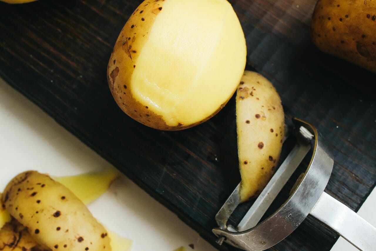 Puzza di fritto, evitala con una semplice patata