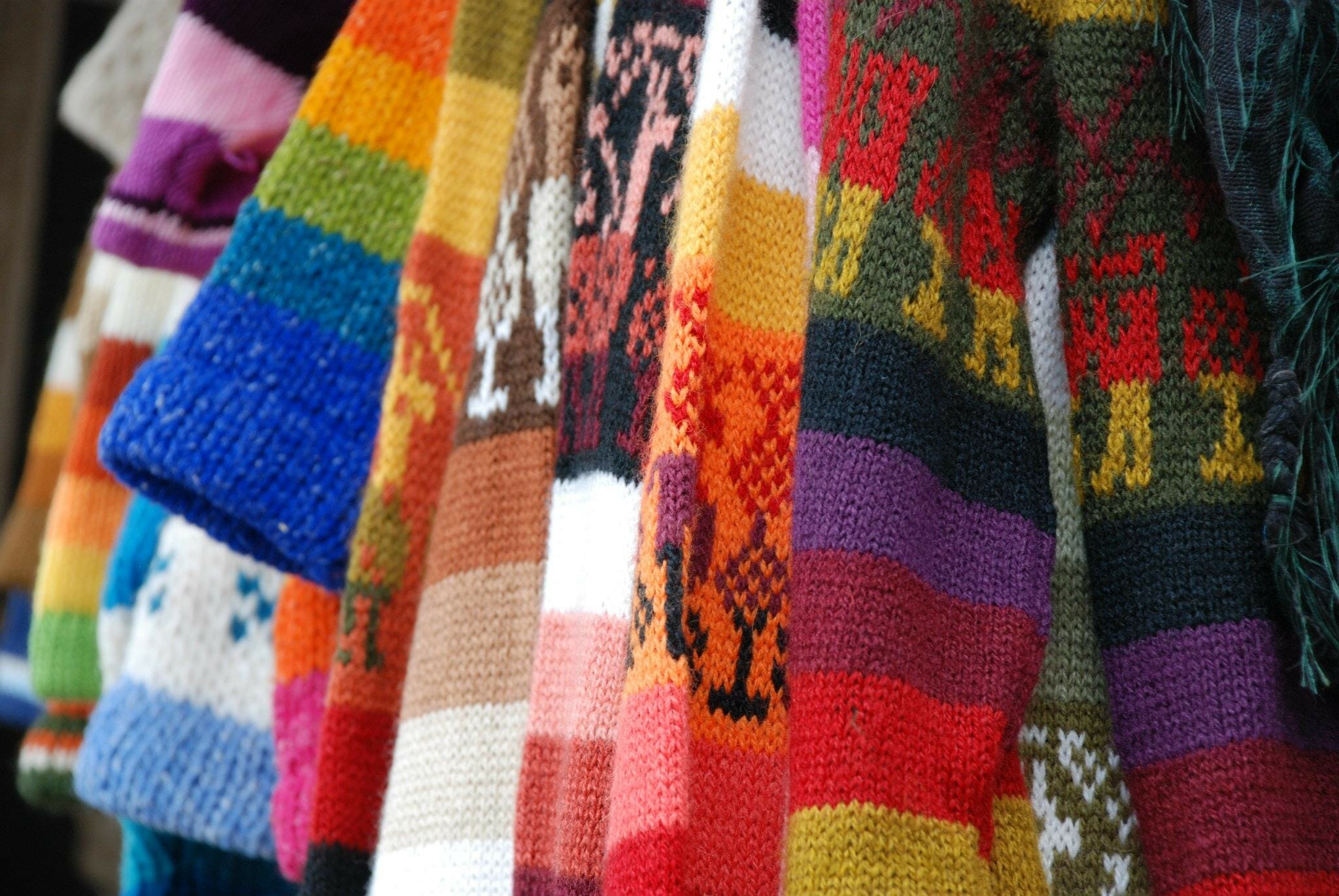 Quest’anno gli accessori che vedremo ondeggiare sul collo delle persone saranno ricchi di colori vivaci.