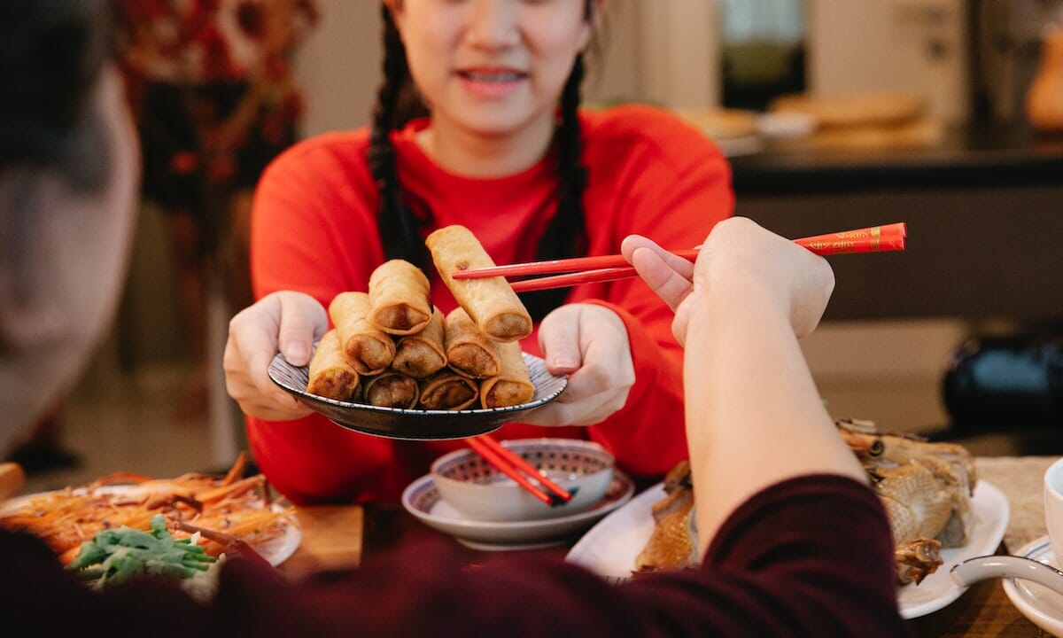Ricordiamoci sempre di formare una v prima di prendere il cibo