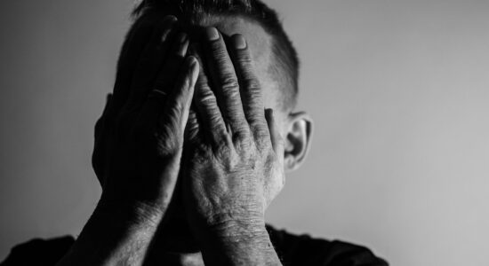 Sapevi che questi 3 comportamenti a tavola portano tremendamente sfortuna