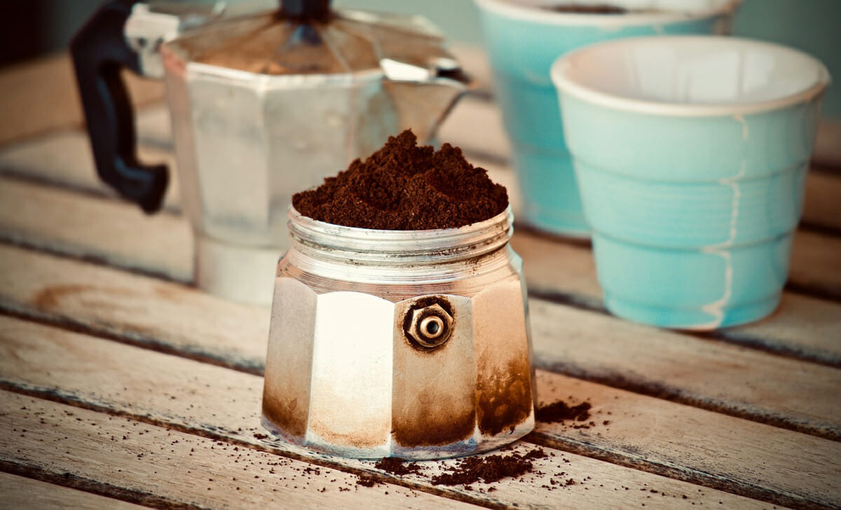 Sarà capitato a tutti di sporcare il tavolo o il piano di lavoro della cucina con la polvere di caffè