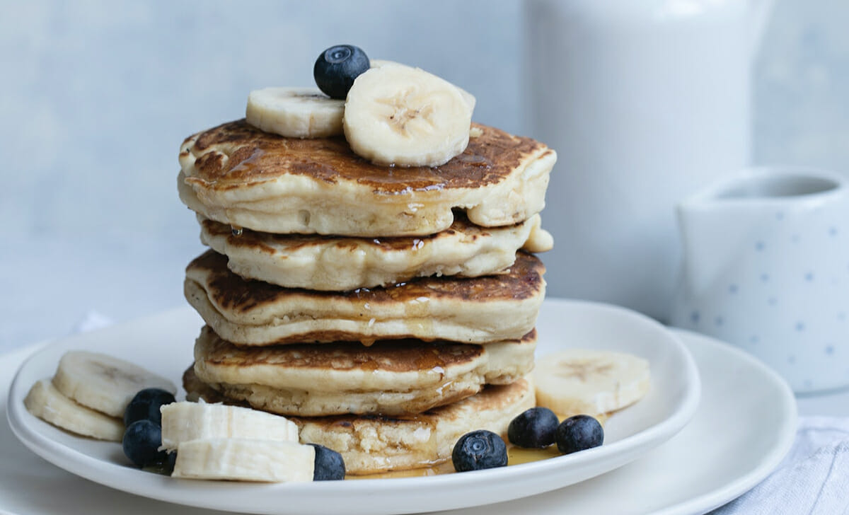 Schiacciare la banana con una forchetta e poi mescolarla a due uova, scaldare il composto su una padella ed ecco dei meravigliosi pancakes americani
