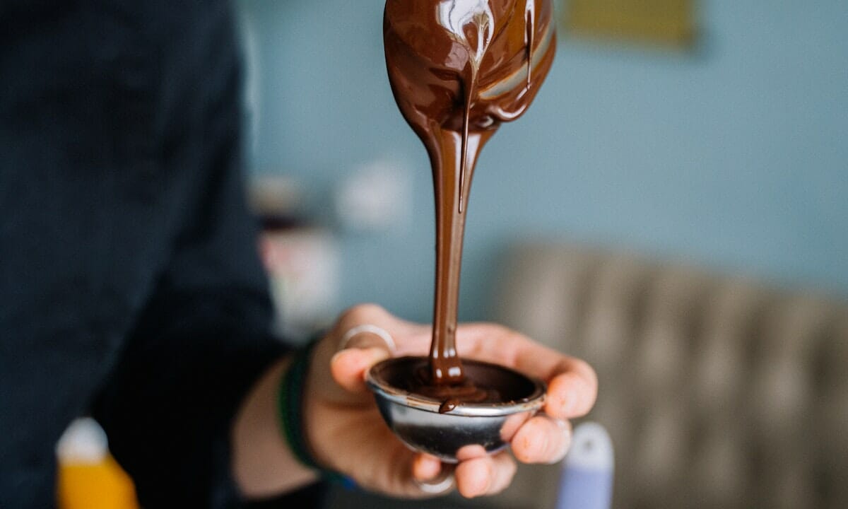 Sciogliamo il cioccolato e versiamolo in stampini rotondi