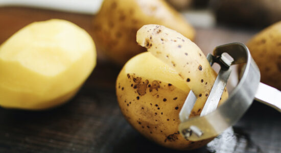 Scopri cosa accade mettendo le bucce di patate nel camino o nella stufa