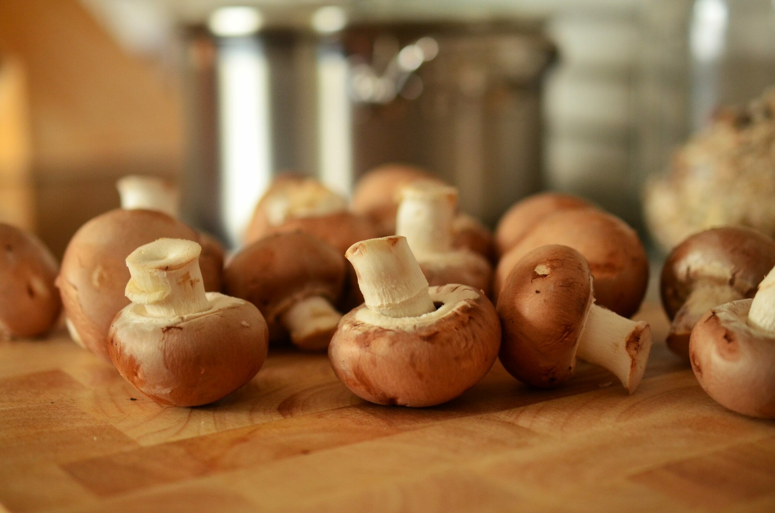 Se ci piace il gusto della pizza alla boscaiola potremmo pensare a un condimento a base di funghi