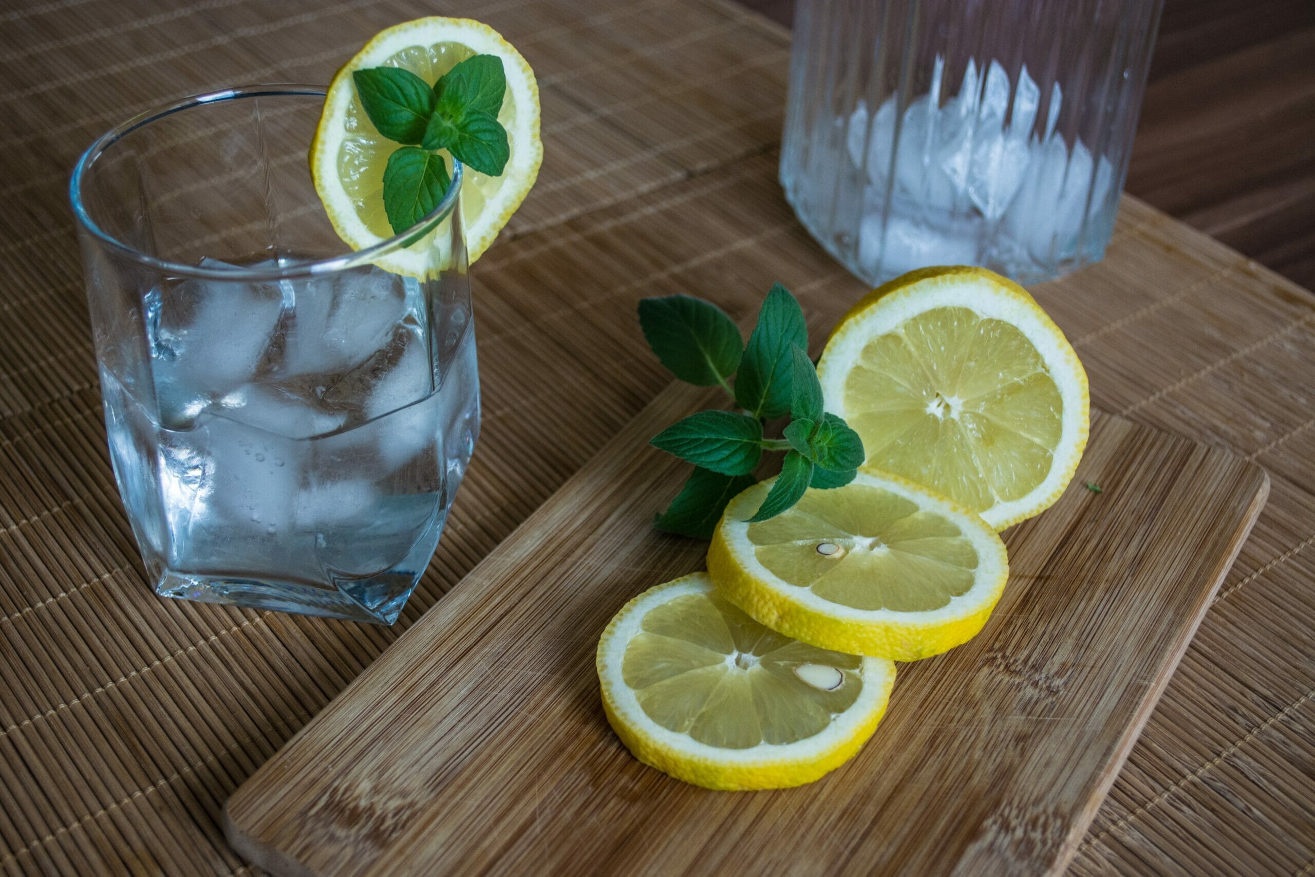 Se vuoi gustare il limoncello nel breve termine, puoi conservarlo nel frigorifero