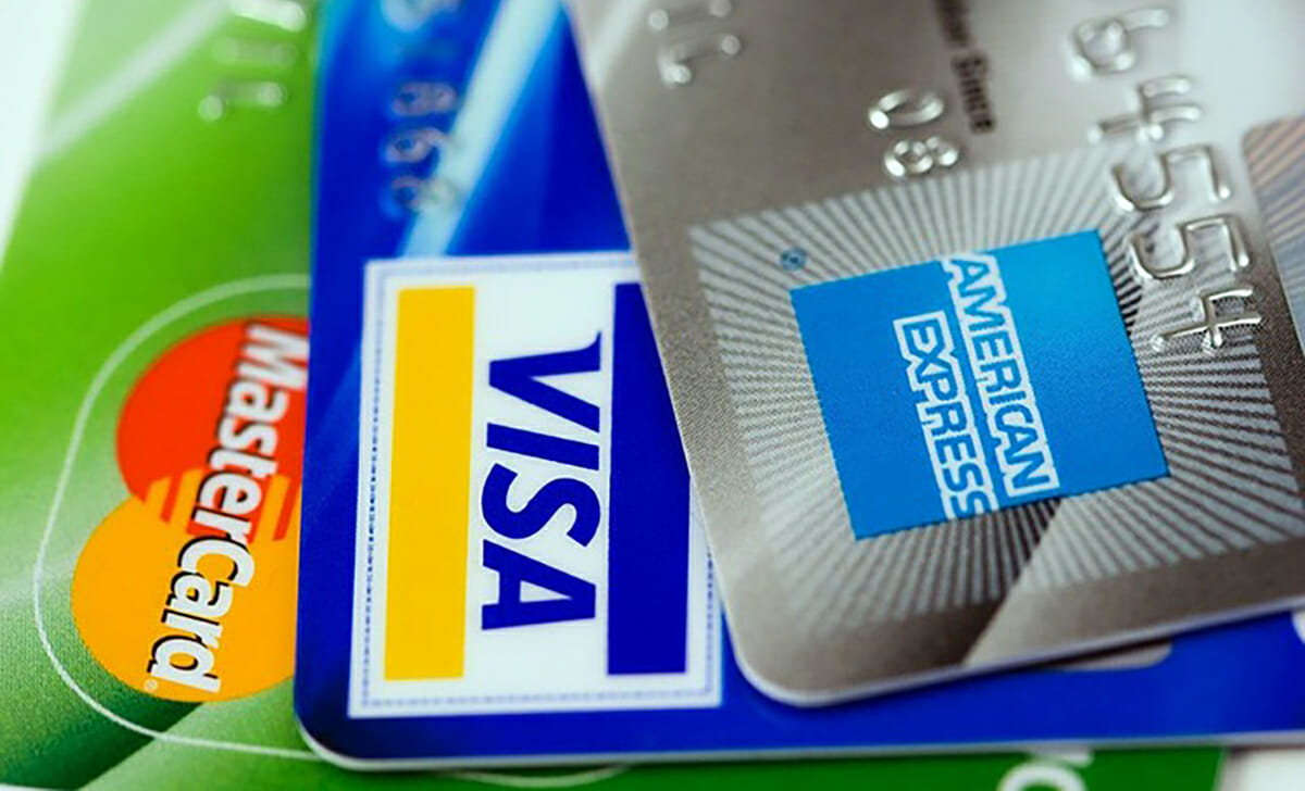 Si può considerare l’uso di una carta prepagata dotata di IBAN che generalmente ha il vantaggio di costare molto meno rispetto a una carta di credito