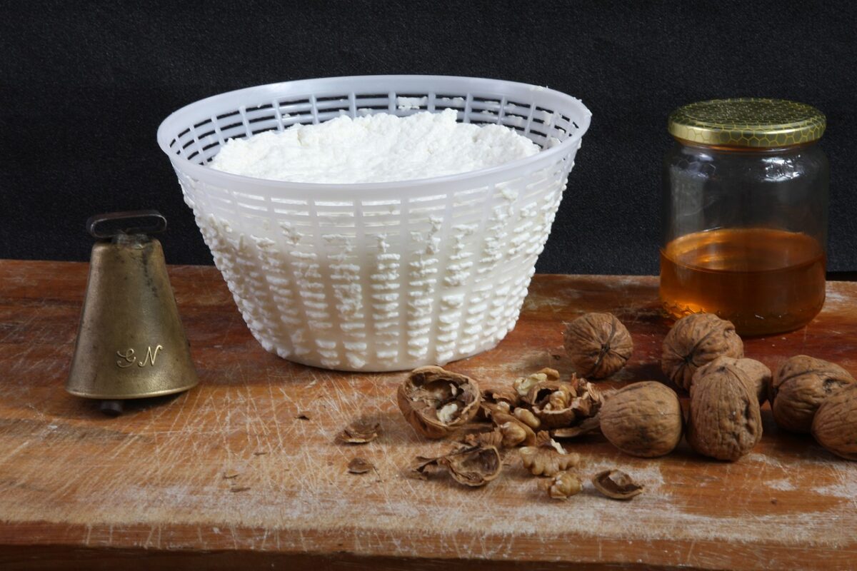 Si può sostituire con della crescenza o della ricotta freschissima