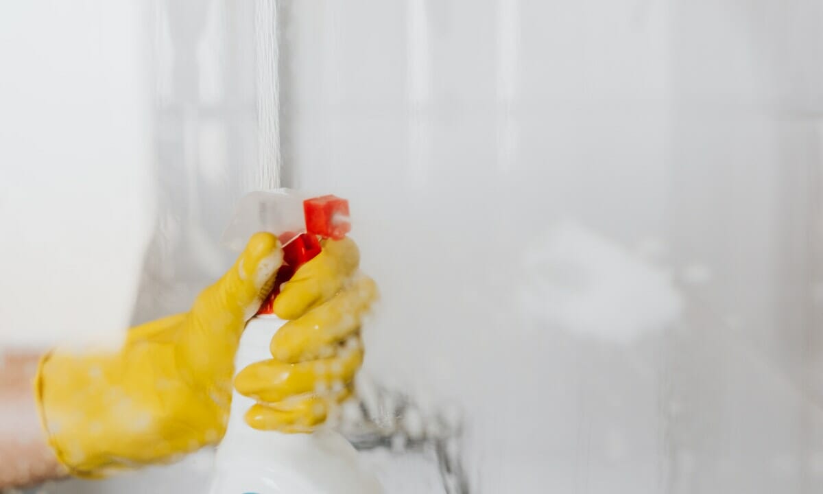 Si può utilizzare la candeggina su tutti i sanitari, lasciando agire per qualche minuto
