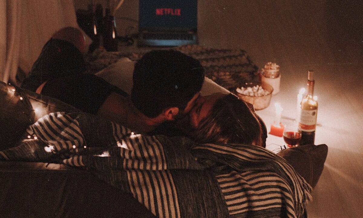 Stare in casa, al caldo, e guardare una serie tv su Netflix