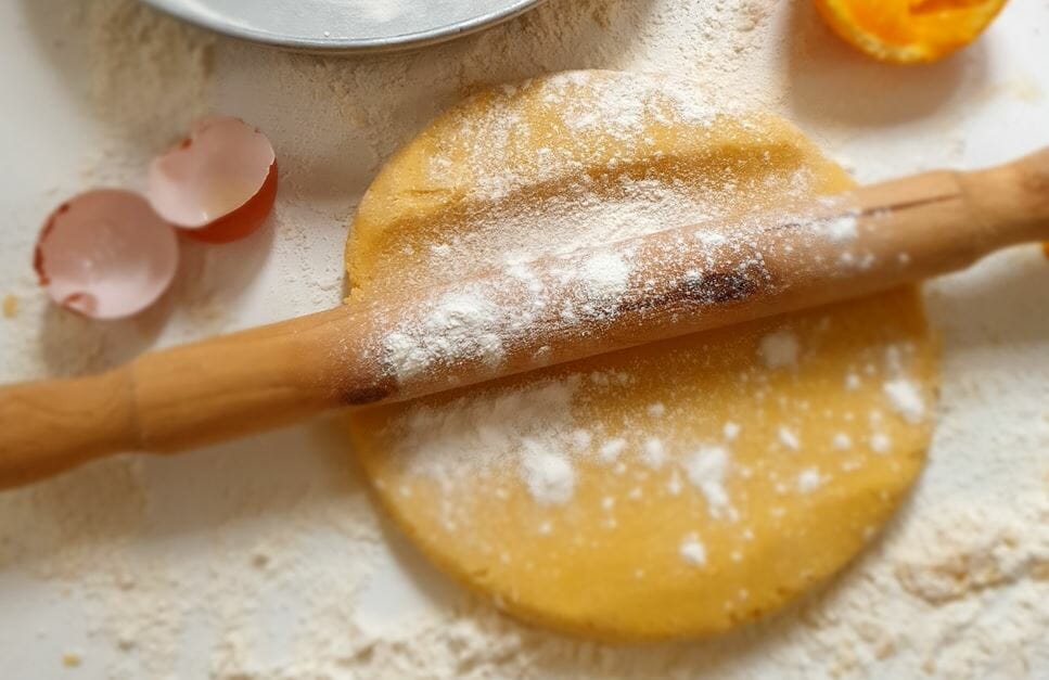 Stendere il pezzo di pasta frolla più grande e creare un primo disco
