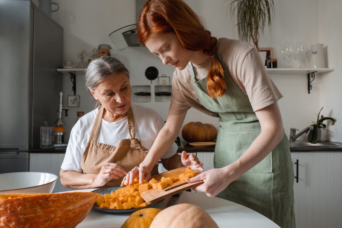Tagliare la zucca a fette oppure a cubi grossolani