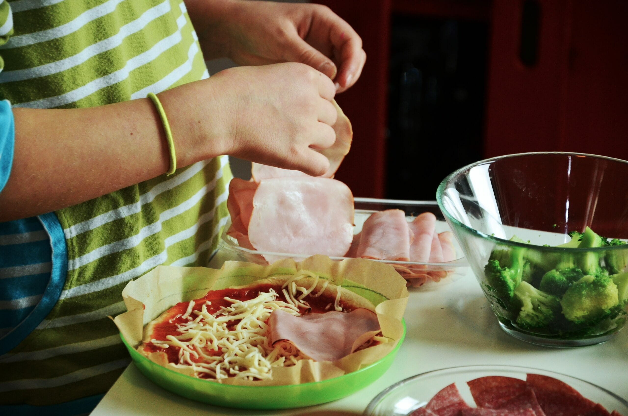 Tagliare in piccoli pezzi il cibo per ridurre i tempi di cottura.