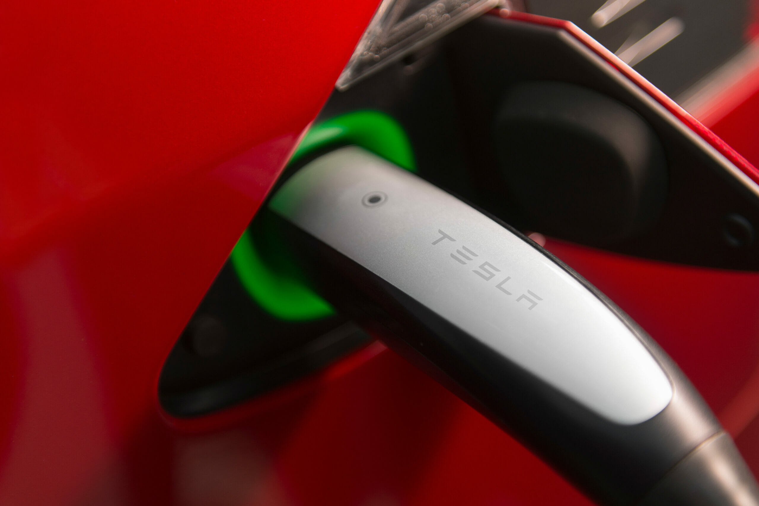 Tesla ricarica auto elettrica