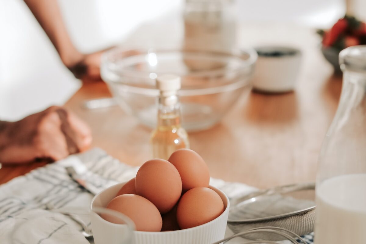 Ti basterà montare 3 uova in una ciotola con 150 g di zucchero