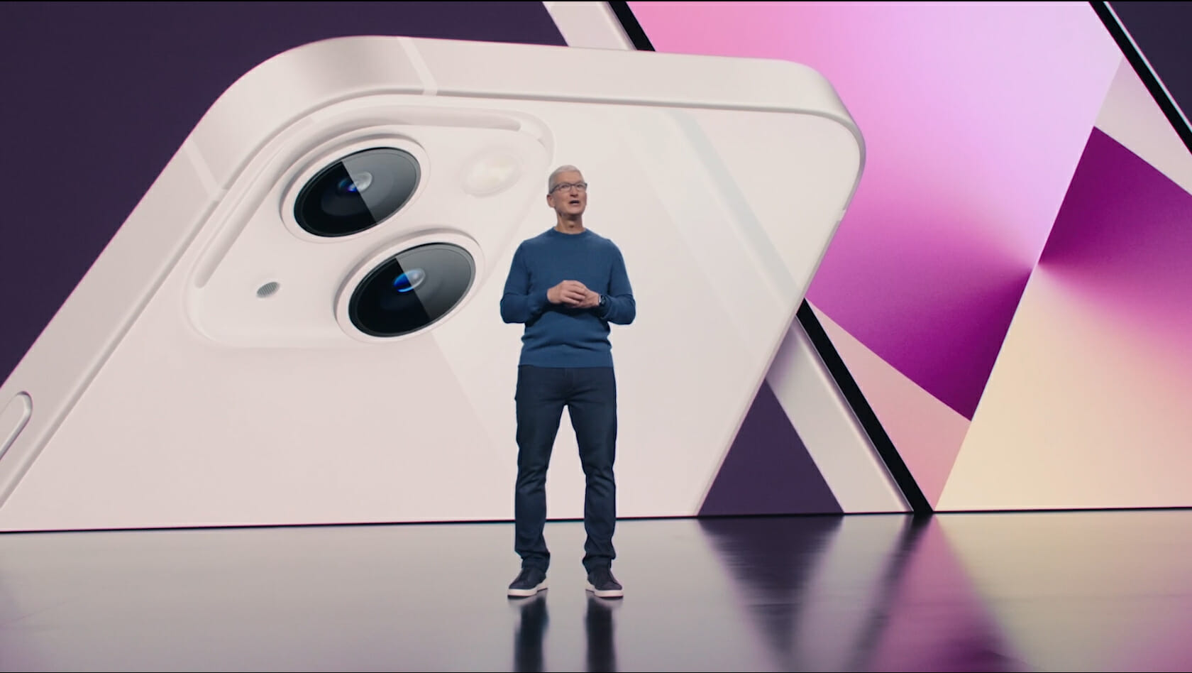 Tim Cook presenta l'iphone 13