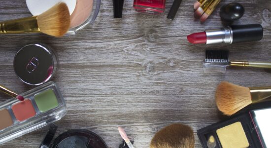 Togliere il trucco da occhi e viso senza struccante