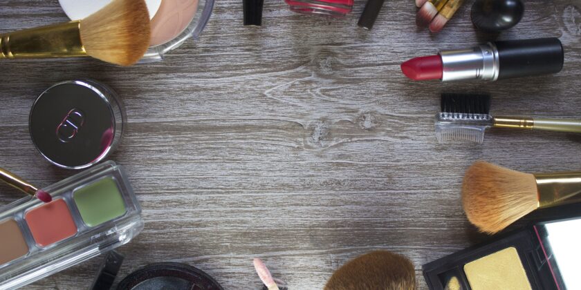 Togliere il trucco da occhi e viso senza struccante