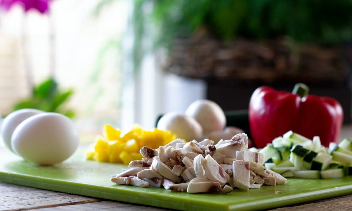 Tra gli ingredienti peperoni, zucchine e funghi