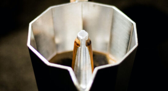 Trucchetto per preparare il caffè con la moka in una mossa