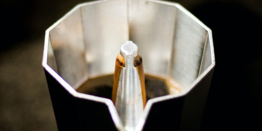 Trucchetto per preparare il caffè con la moka in una mossa