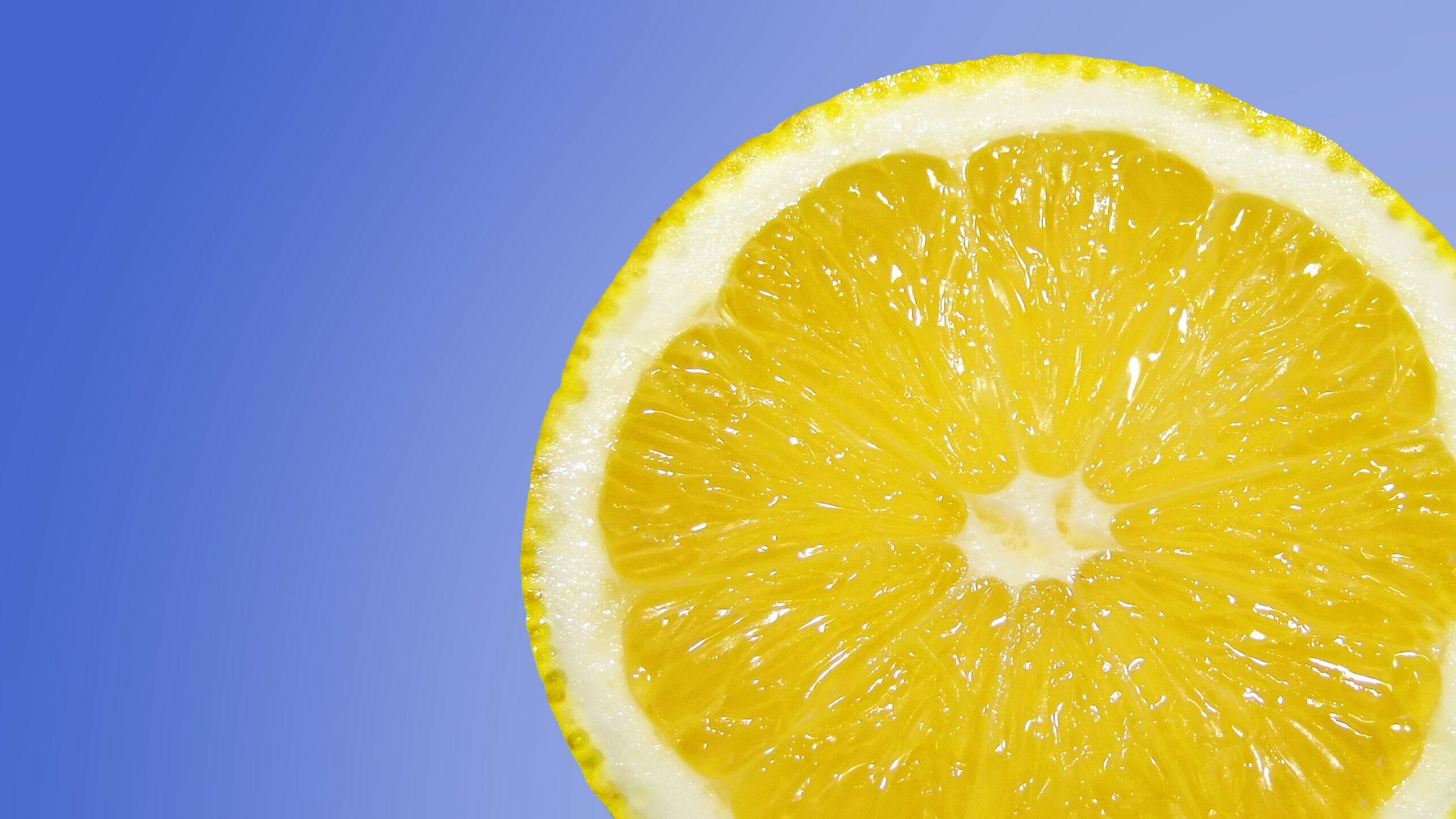 Un altro trucchetto consiste nel passare sui forellini sporchi di formaggio mezzo limone. Poi laveremo il nostro utensile sotto l'acqua corrente.