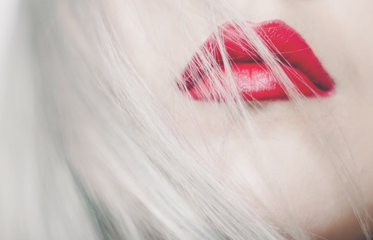 Un ombretto perlato da sfumare sopra il classico rossetto