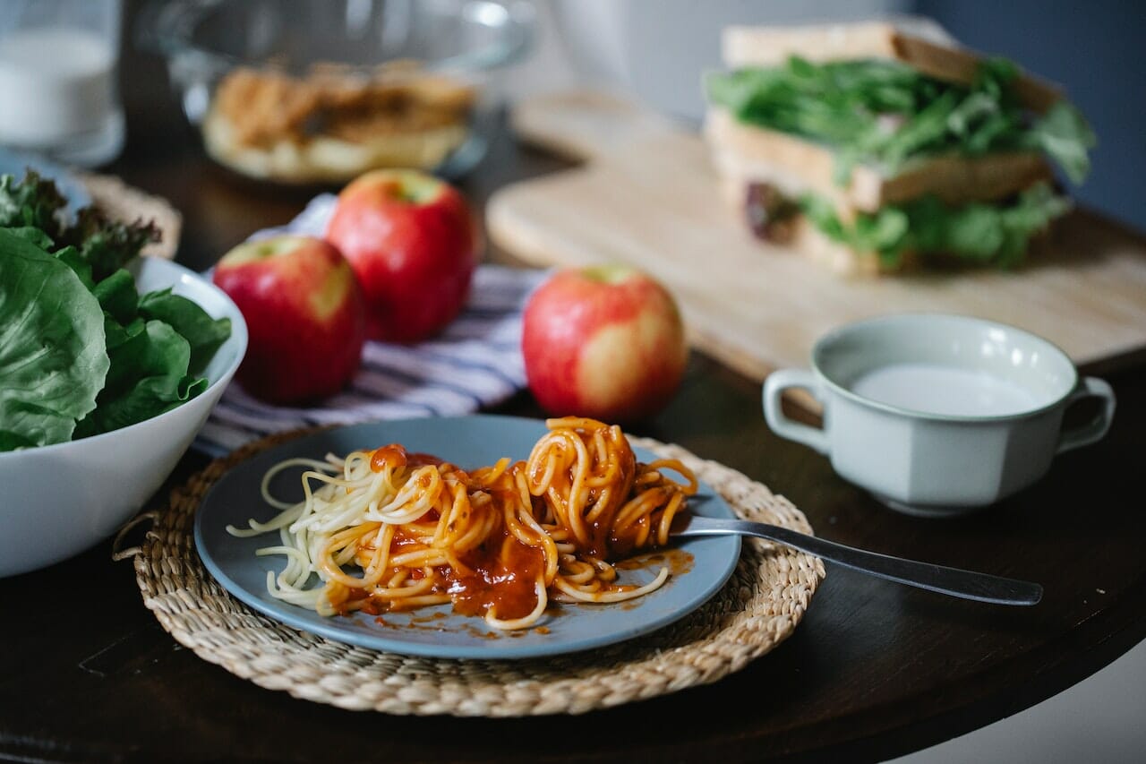 Un piatto di pasta al sugo