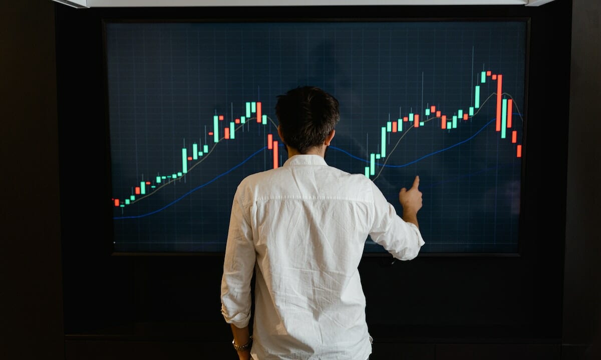 Uno dei consigli è investire in azioni